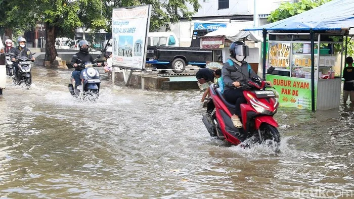 Luapan Kali Angke Rendam Jalan Cipondoh, Pengendara Tembus Genangan