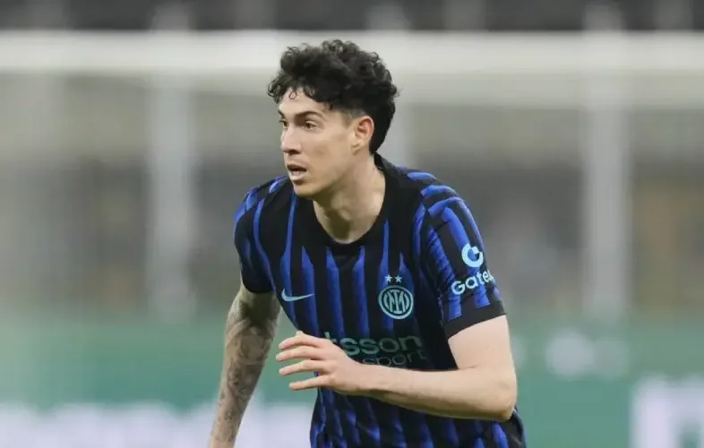 Barcelona Dilema Besar: Sabar Demi Bastoni atau Bergerak Cepat ke Target Lain