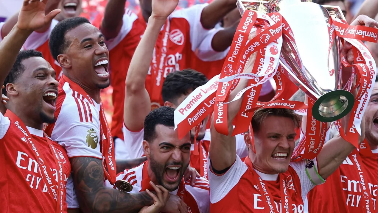 Tidak ada trophy lift saat parade Arsenal, ternyata ini alasannya