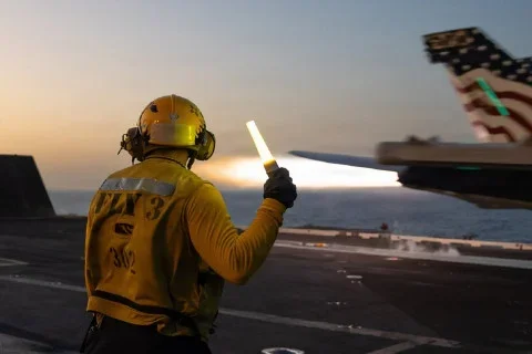 Tiga Kapal Tempur AS Diserang Iran, Militer Amerika Bombardir Qeshm dan Bandar Abbas