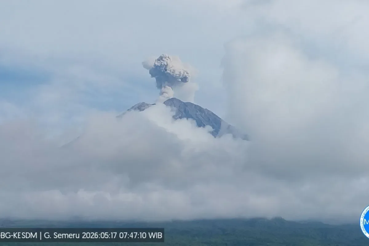 Gunung Semeru Alami Erupsi 3 Kali pada Minggu Pagi