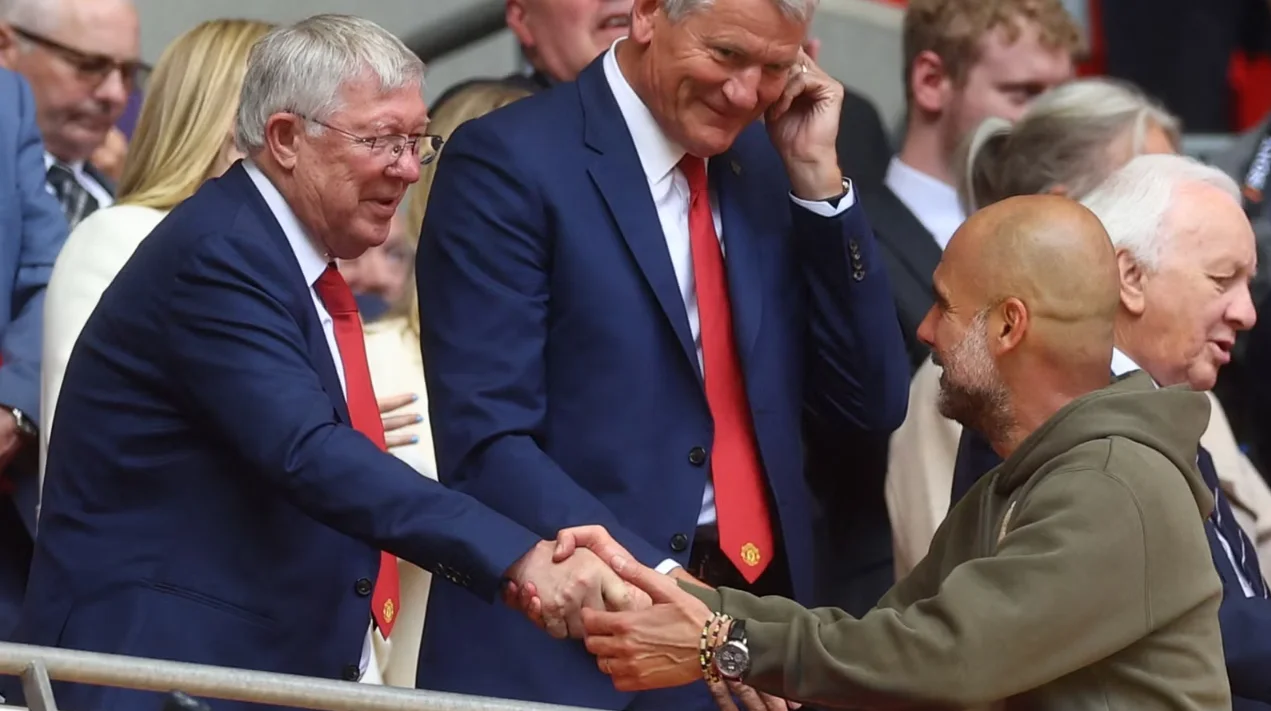 Carragher: Guardiola lebih hebat dari Ferguson… fans MU langsung ngamuk! 😳