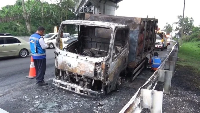 Sebuah mobil truk yang diduga bermuatan tabung gas terbakar di Tol Purbaleunyi KM 92 arah Bandung